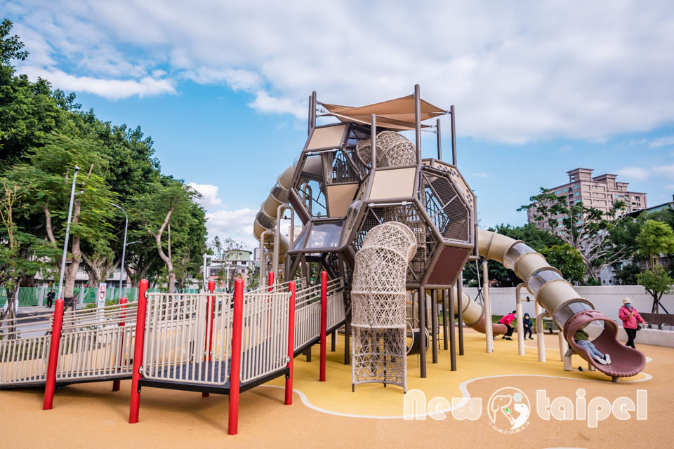 新北新莊景點〡快樂公園〡循線探索蜂巢遊戲塔, 快樂蜂王國探險趣, 蔬果造型遊戲沙坑, 長者樂活專區, 親子特色遊戲場