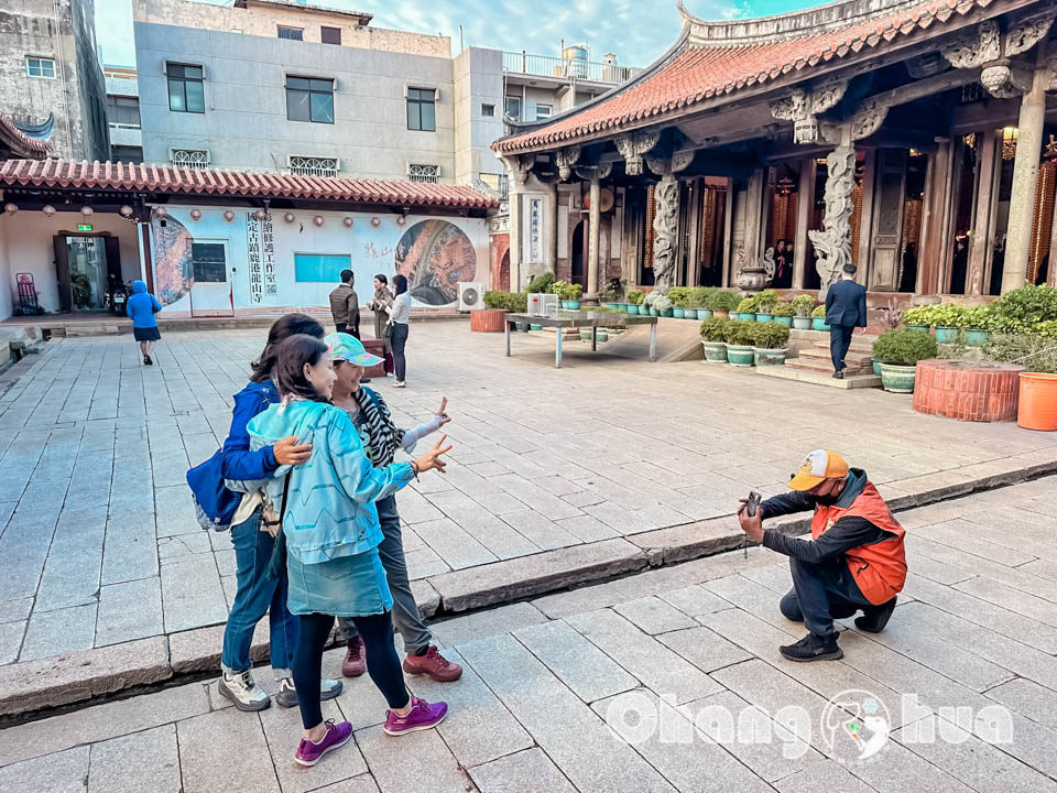 彰化鹿港景點〡鹿港龍山寺〡百年建築國定古蹟, 戲台上的八卦藻井, 匠人雕刻藝術展現, 搭導覽專車聽鹿港故事, 順遊鹿港老街吃美食賞古蹟