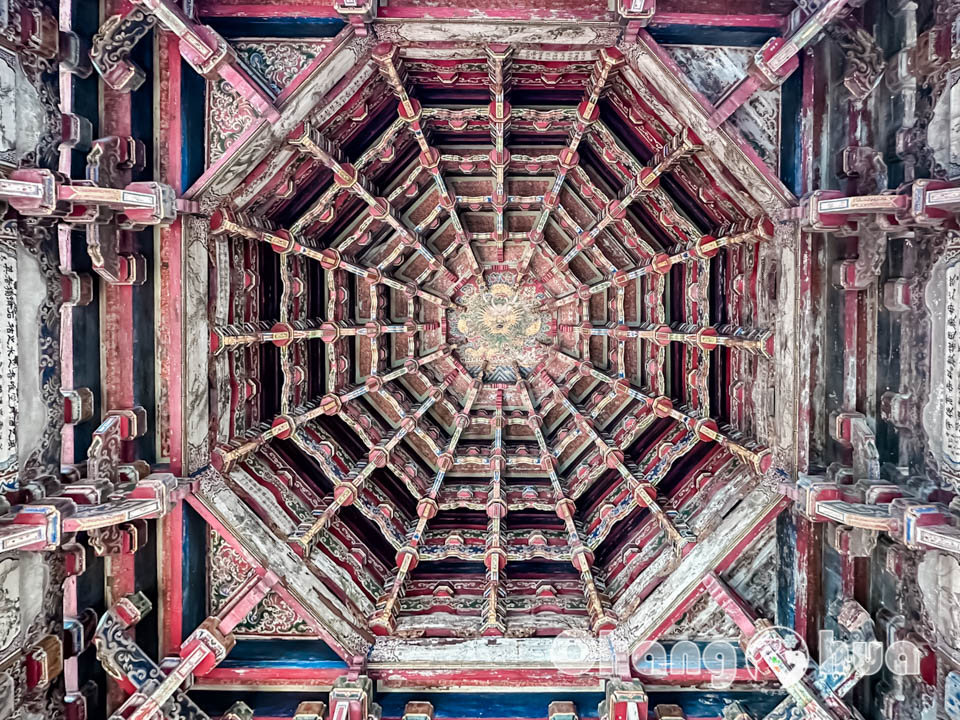 彰化鹿港景點〡鹿港龍山寺〡百年建築國定古蹟, 戲台上的八卦藻井, 匠人雕刻藝術展現, 搭導覽專車聽鹿港故事, 順遊鹿港老街吃美食賞古蹟