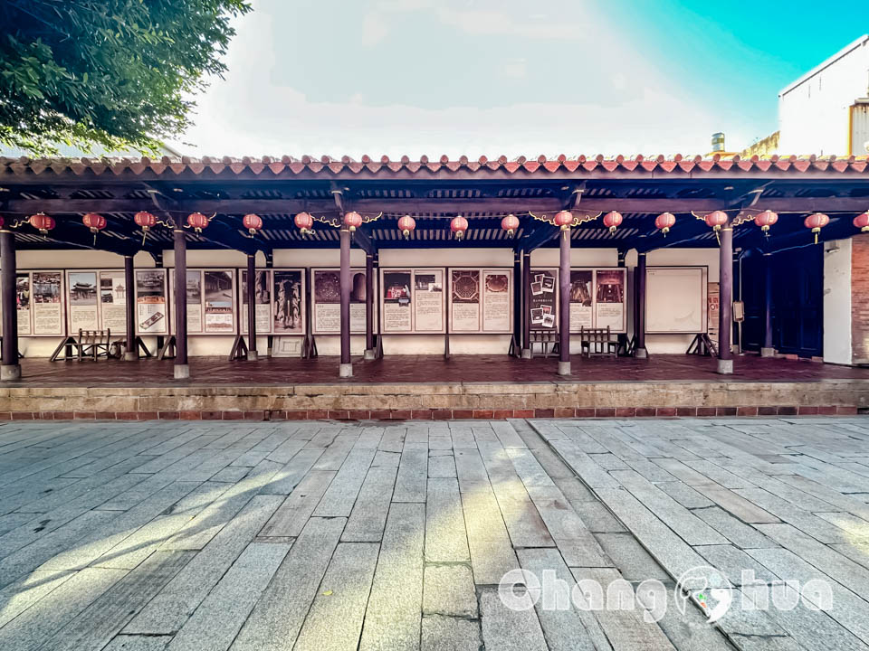 彰化鹿港景點〡鹿港龍山寺〡百年建築國定古蹟, 戲台上的八卦藻井, 匠人雕刻藝術展現, 搭導覽專車聽鹿港故事, 順遊鹿港老街吃美食賞古蹟