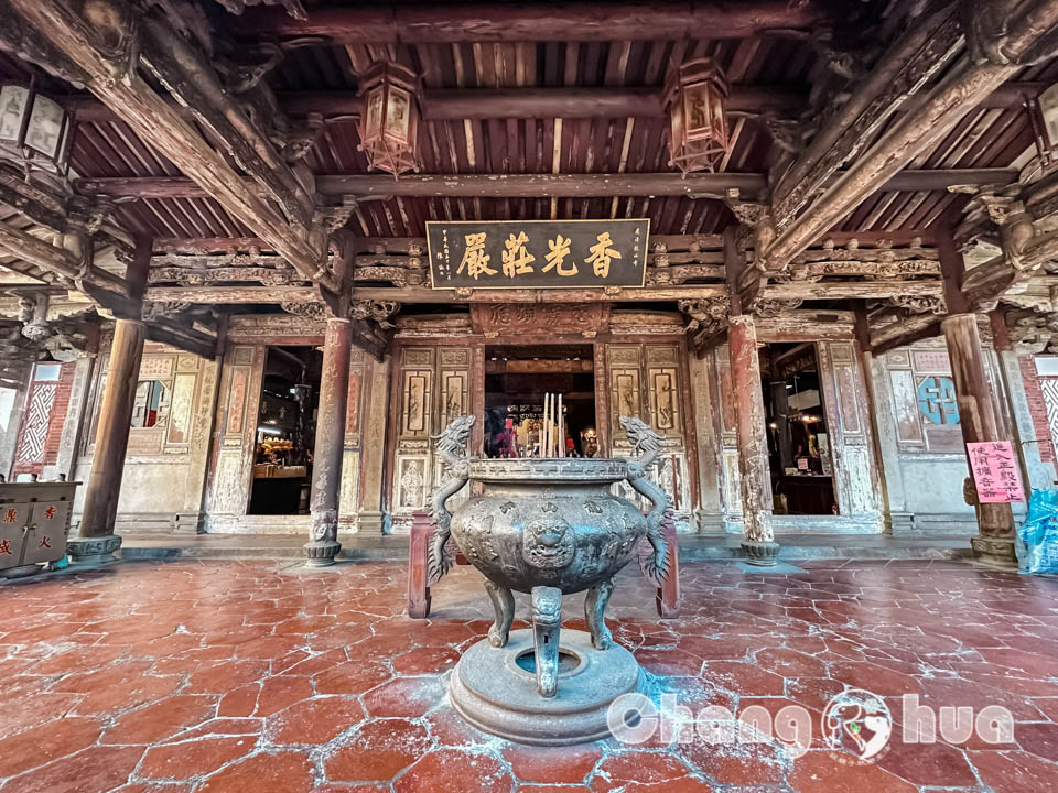 彰化鹿港景點〡鹿港龍山寺〡百年建築國定古蹟, 戲台上的八卦藻井, 匠人雕刻藝術展現, 搭導覽專車聽鹿港故事, 順遊鹿港老街吃美食賞古蹟