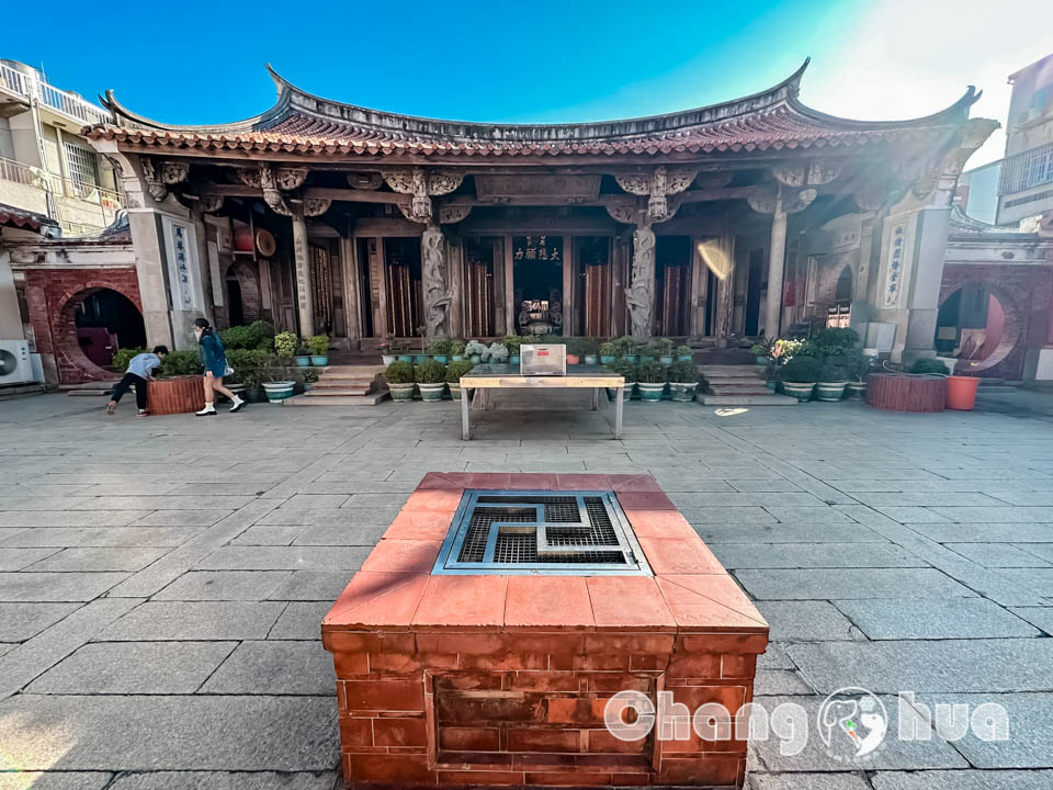 彰化鹿港景點〡鹿港龍山寺〡百年建築國定古蹟, 戲台上的八卦藻井, 匠人雕刻藝術展現, 搭導覽專車聽鹿港故事, 順遊鹿港老街吃美食賞古蹟