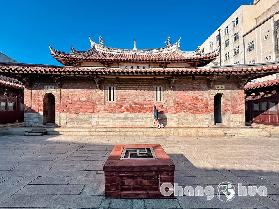 彰化鹿港景點〡鹿港龍山寺〡百年建築國定古蹟, 戲台上的八卦藻井, 匠人雕刻藝術展現, 搭導覽專車聽鹿港故事, 順遊鹿港老街吃美食賞古蹟