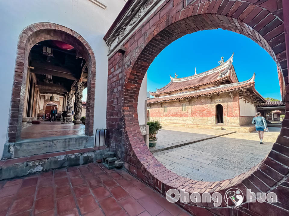 彰化鹿港景點〡鹿港龍山寺〡百年建築國定古蹟, 戲台上的八卦藻井, 匠人雕刻藝術展現, 搭導覽專車聽鹿港故事, 順遊鹿港老街吃美食賞古蹟