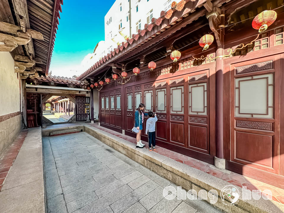 彰化鹿港景點〡鹿港龍山寺〡百年建築國定古蹟, 戲台上的八卦藻井, 匠人雕刻藝術展現, 搭導覽專車聽鹿港故事, 順遊鹿港老街吃美食賞古蹟