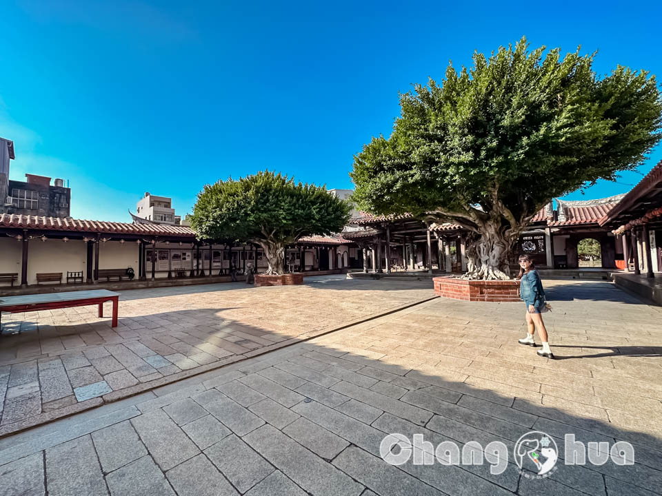 彰化鹿港景點〡鹿港龍山寺〡百年建築國定古蹟, 戲台上的八卦藻井, 匠人雕刻藝術展現, 搭導覽專車聽鹿港故事, 順遊鹿港老街吃美食賞古蹟