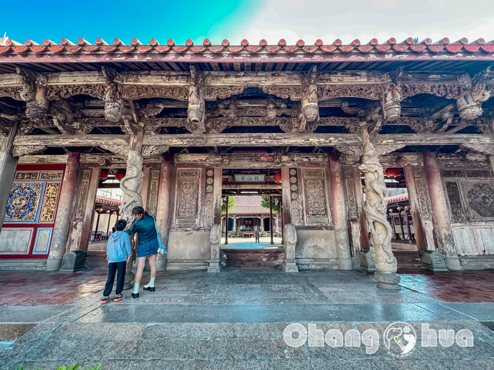 彰化鹿港景點〡鹿港龍山寺〡百年建築國定古蹟, 戲台上的八卦藻井, 匠人雕刻藝術展現, 搭導覽專車聽鹿港故事, 順遊鹿港老街吃美食賞古蹟