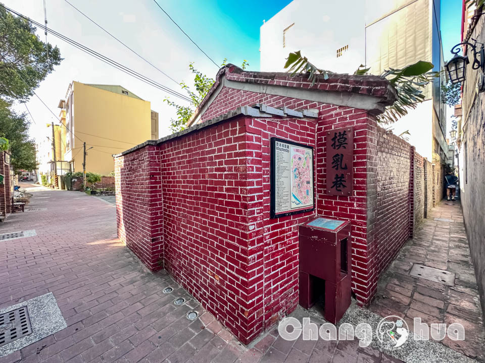 彰化鹿港景點〡鹿港龍山寺〡百年建築國定古蹟, 戲台上的八卦藻井, 匠人雕刻藝術展現, 搭導覽專車聽鹿港故事, 順遊鹿港老街吃美食賞古蹟