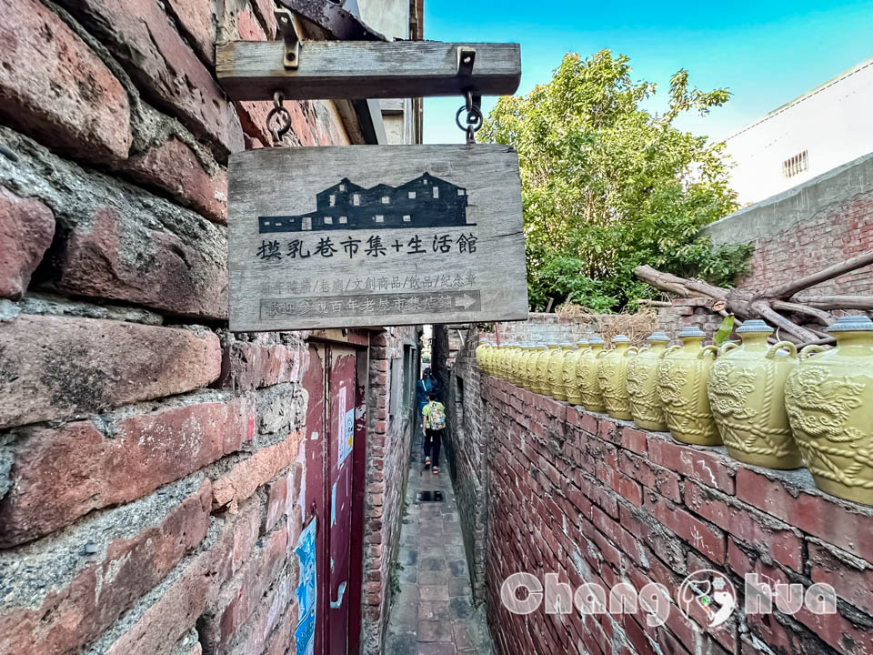 彰化鹿港景點〡鹿港龍山寺〡百年建築國定古蹟, 戲台上的八卦藻井, 匠人雕刻藝術展現, 搭導覽專車聽鹿港故事, 順遊鹿港老街吃美食賞古蹟