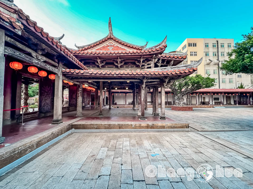 彰化鹿港景點〡鹿港龍山寺〡百年建築國定古蹟, 戲台上的八卦藻井, 匠人雕刻藝術展現, 搭導覽專車聽鹿港故事, 順遊鹿港老街吃美食賞古蹟