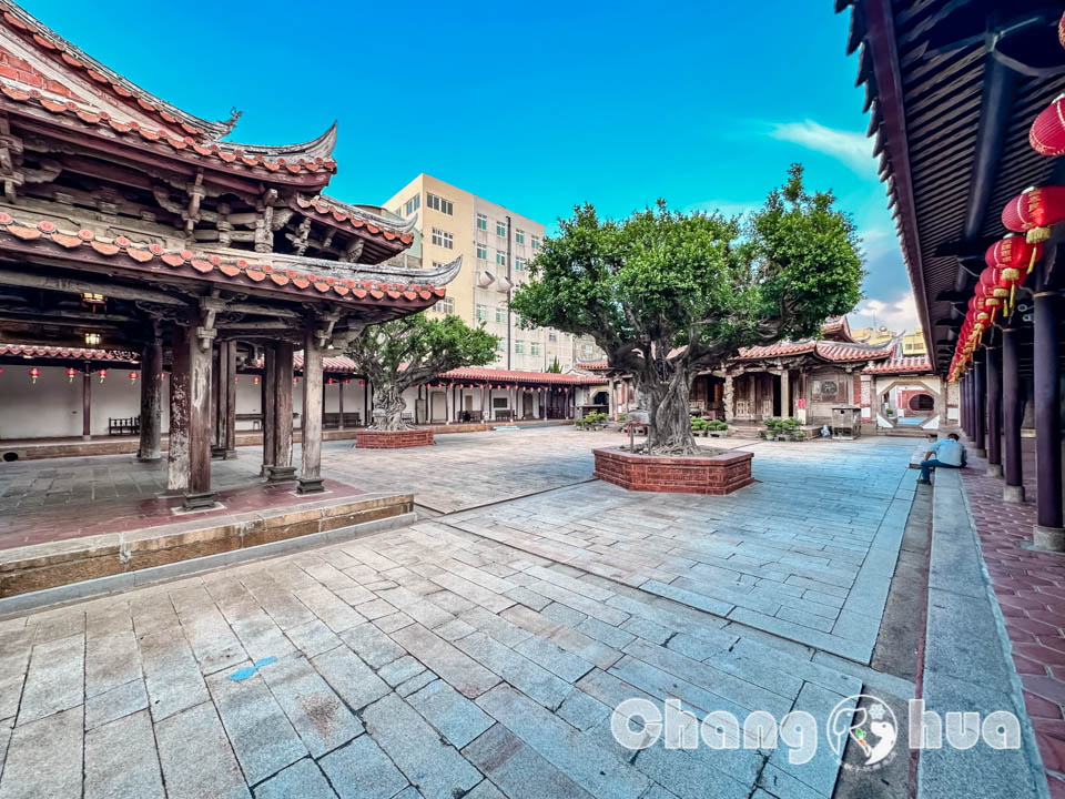 彰化鹿港景點〡鹿港龍山寺〡百年建築國定古蹟, 戲台上的八卦藻井, 匠人雕刻藝術展現, 搭導覽專車聽鹿港故事, 順遊鹿港老街吃美食賞古蹟
