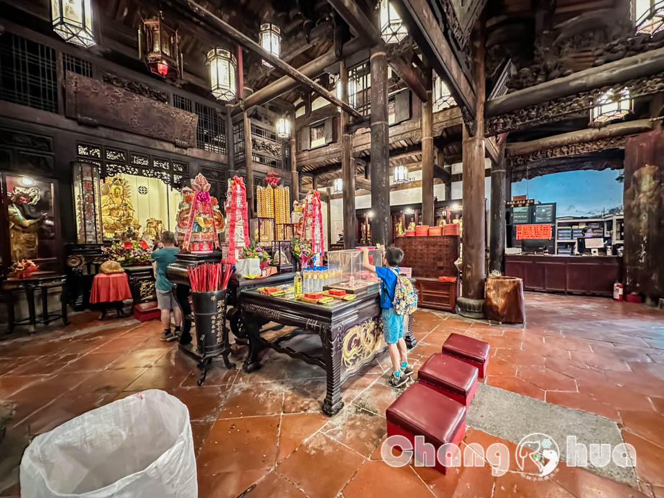 彰化鹿港景點〡鹿港龍山寺〡百年建築國定古蹟, 戲台上的八卦藻井, 匠人雕刻藝術展現, 搭導覽專車聽鹿港故事, 順遊鹿港老街吃美食賞古蹟