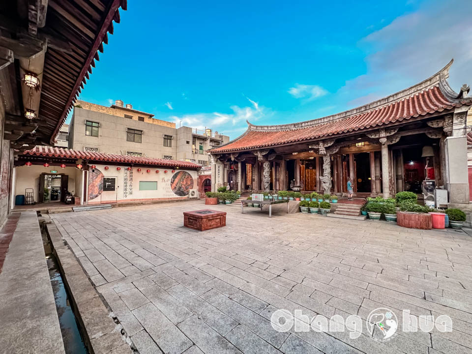 彰化鹿港景點〡鹿港龍山寺〡百年建築國定古蹟, 戲台上的八卦藻井, 匠人雕刻藝術展現, 搭導覽專車聽鹿港故事, 順遊鹿港老街吃美食賞古蹟