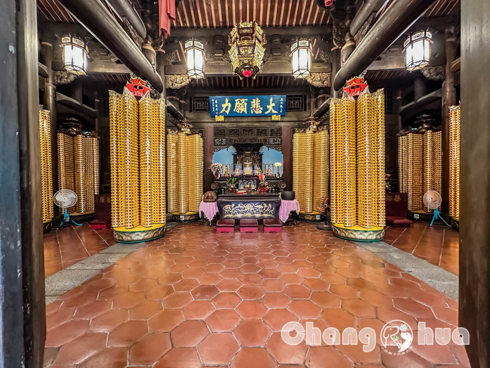 彰化鹿港景點〡鹿港龍山寺〡百年建築國定古蹟, 戲台上的八卦藻井, 匠人雕刻藝術展現, 搭導覽專車聽鹿港故事, 順遊鹿港老街吃美食賞古蹟