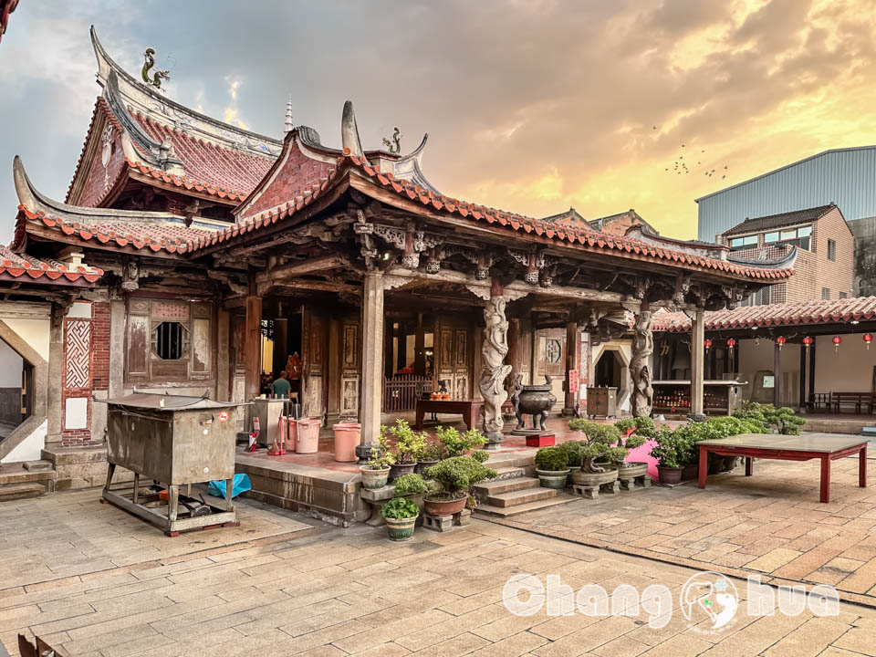 彰化鹿港景點〡鹿港龍山寺〡百年建築國定古蹟, 戲台上的八卦藻井, 匠人雕刻藝術展現, 搭導覽專車聽鹿港故事, 順遊鹿港老街吃美食賞古蹟