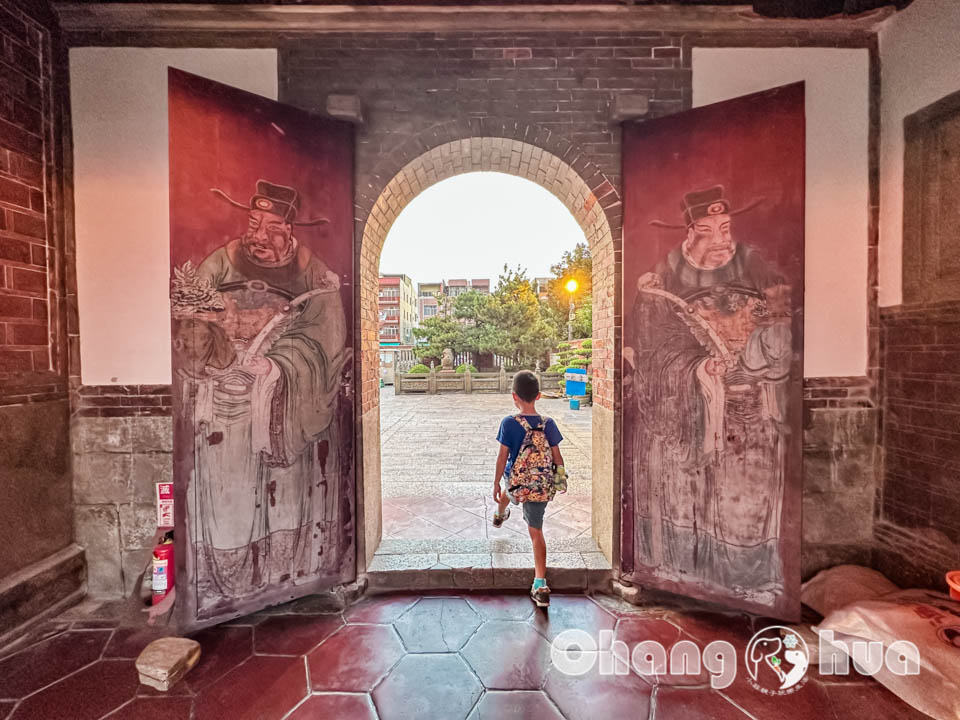 彰化鹿港景點〡鹿港龍山寺〡百年建築國定古蹟, 戲台上的八卦藻井, 匠人雕刻藝術展現, 搭導覽專車聽鹿港故事, 順遊鹿港老街吃美食賞古蹟