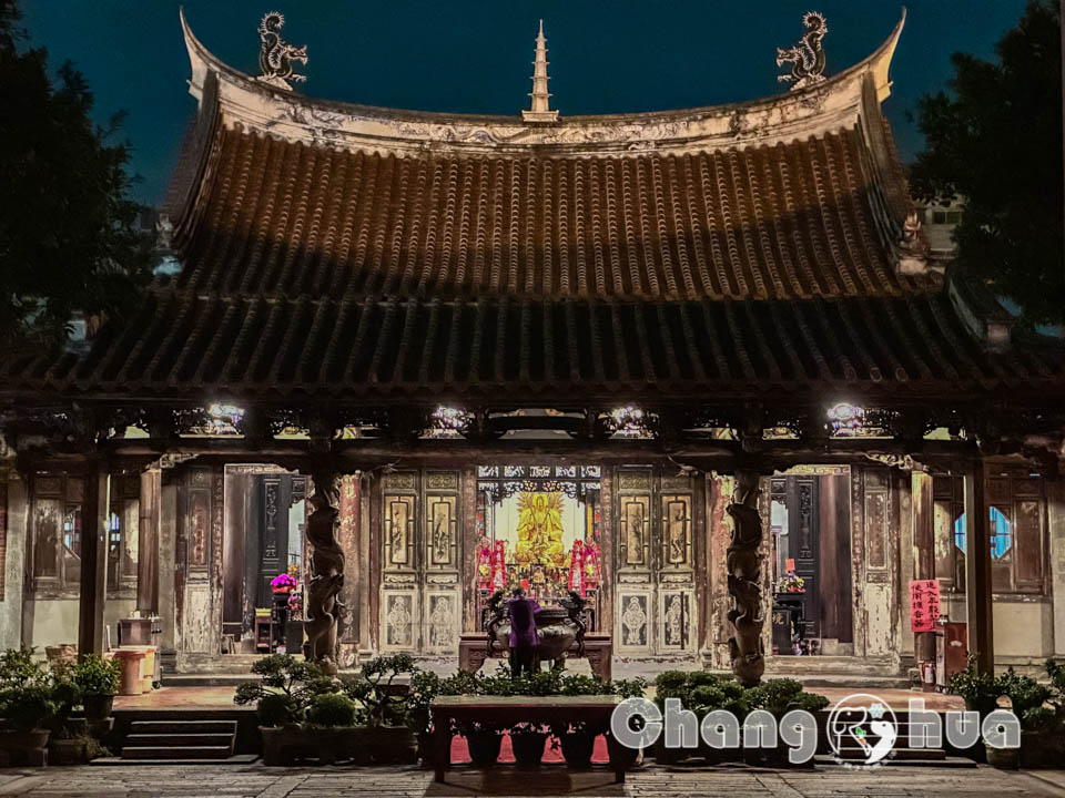 彰化鹿港景點〡鹿港龍山寺〡百年建築國定古蹟, 戲台上的八卦藻井, 匠人雕刻藝術展現, 搭導覽專車聽鹿港故事, 順遊鹿港老街吃美食賞古蹟