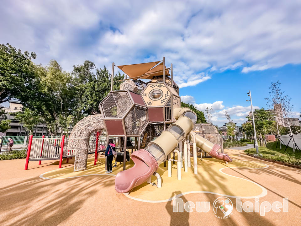新北新莊景點〡快樂公園〡循線探索蜂巢遊戲塔, 快樂蜂王國探險趣, 蔬果造型遊戲沙坑, 長者樂活專區, 親子特色遊戲場