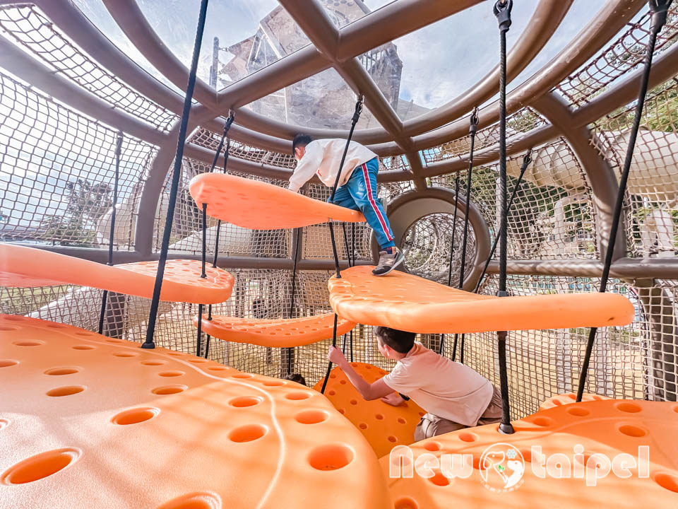 新北新莊景點〡快樂公園〡循線探索蜂巢遊戲塔, 快樂蜂王國探險趣, 蔬果造型遊戲沙坑, 長者樂活專區, 親子特色遊戲場