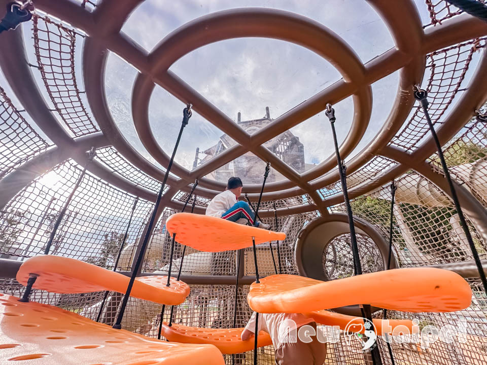 新北新莊景點〡快樂公園〡循線探索蜂巢遊戲塔, 快樂蜂王國探險趣, 蔬果造型遊戲沙坑, 長者樂活專區, 親子特色遊戲場