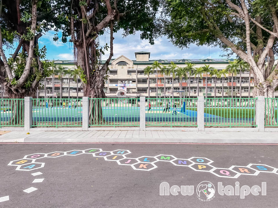 新北新莊景點〡快樂公園〡循線探索蜂巢遊戲塔, 快樂蜂王國探險趣, 蔬果造型遊戲沙坑, 長者樂活專區, 親子特色遊戲場