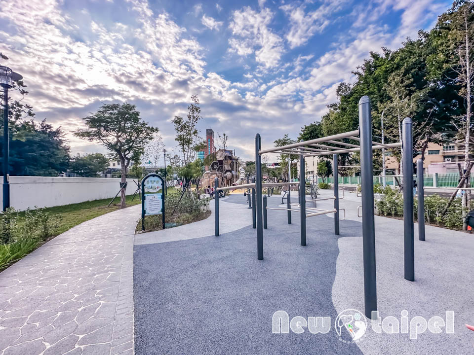 新北新莊景點〡快樂公園〡循線探索蜂巢遊戲塔, 快樂蜂王國探險趣, 蔬果造型遊戲沙坑, 長者樂活專區, 親子特色遊戲場