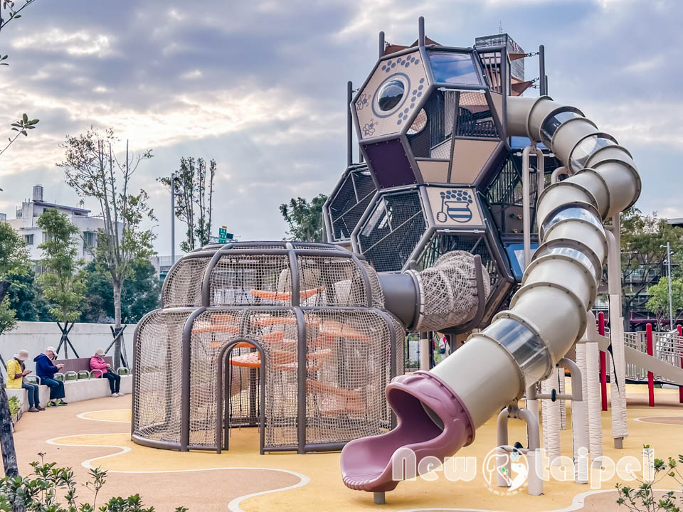 新北新莊景點〡快樂公園〡循線探索蜂巢遊戲塔, 快樂蜂王國探險趣, 蔬果造型遊戲沙坑, 長者樂活專區, 親子特色遊戲場