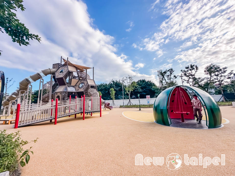 新北新莊景點〡快樂公園〡循線探索蜂巢遊戲塔, 快樂蜂王國探險趣, 蔬果造型遊戲沙坑, 長者樂活專區, 親子特色遊戲場