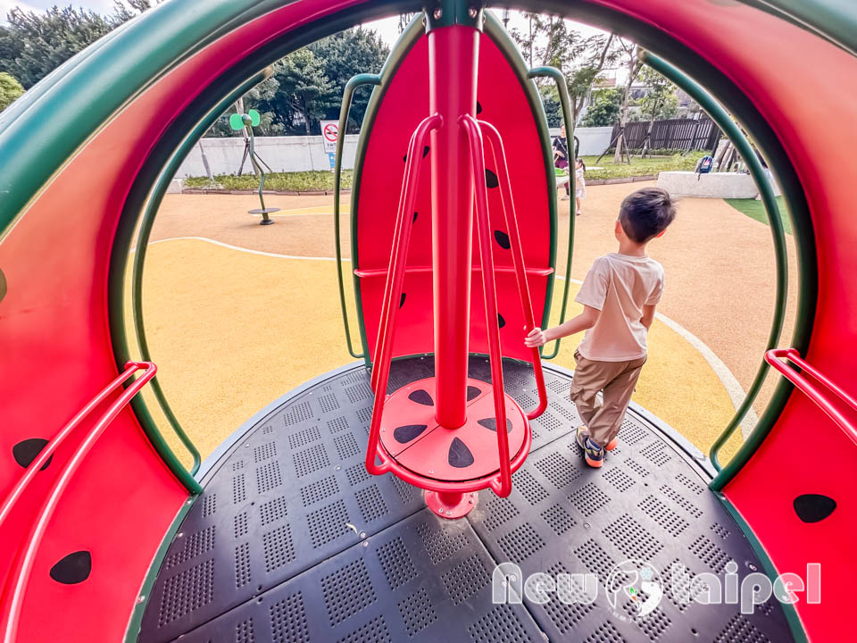 新北新莊景點〡快樂公園〡循線探索蜂巢遊戲塔, 快樂蜂王國探險趣, 蔬果造型遊戲沙坑, 長者樂活專區, 親子特色遊戲場