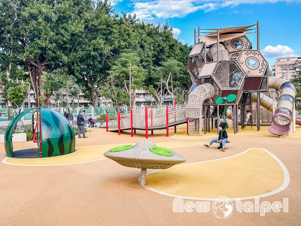 新北新莊景點〡快樂公園〡循線探索蜂巢遊戲塔, 快樂蜂王國探險趣, 蔬果造型遊戲沙坑, 長者樂活專區, 親子特色遊戲場