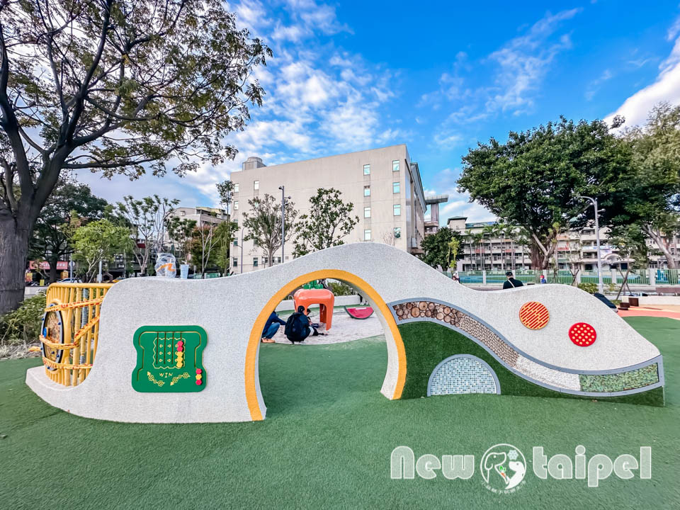 新北新莊景點〡快樂公園〡循線探索蜂巢遊戲塔, 快樂蜂王國探險趣, 蔬果造型遊戲沙坑, 長者樂活專區, 親子特色遊戲場