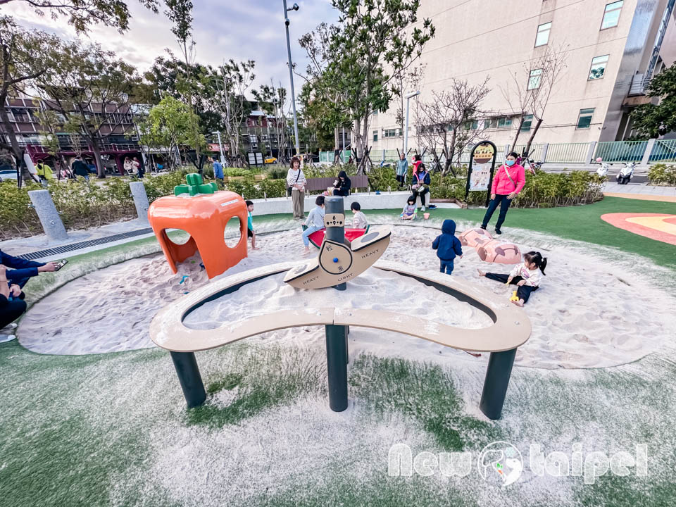 新北新莊景點〡快樂公園〡循線探索蜂巢遊戲塔, 快樂蜂王國探險趣, 蔬果造型遊戲沙坑, 長者樂活專區, 親子特色遊戲場