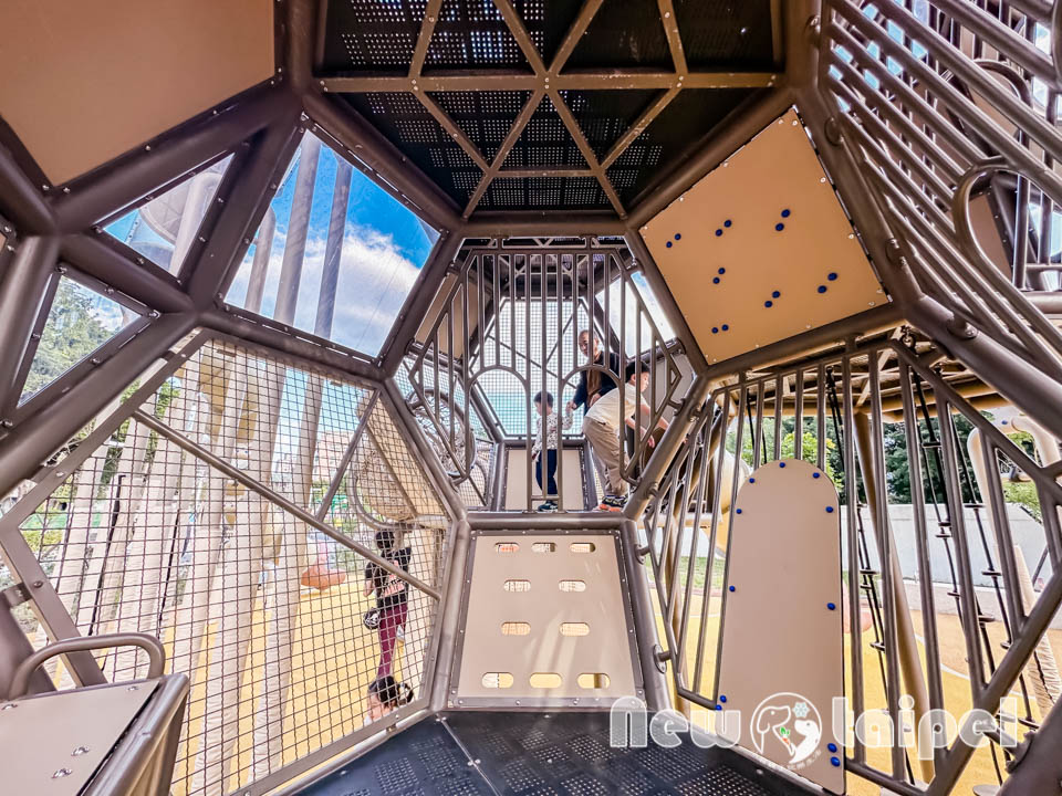 新北新莊景點〡快樂公園〡循線探索蜂巢遊戲塔, 快樂蜂王國探險趣, 蔬果造型遊戲沙坑, 長者樂活專區, 親子特色遊戲場