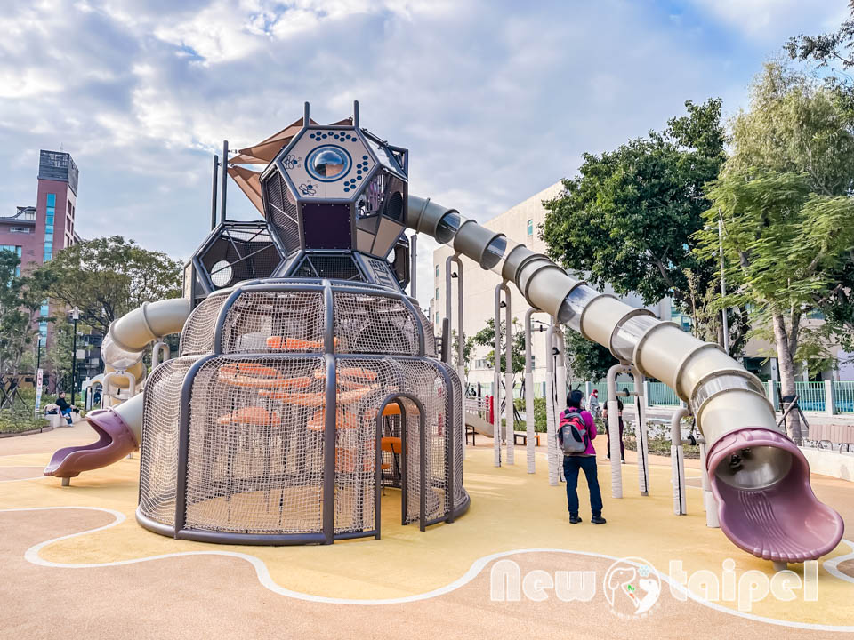 新北新莊景點〡快樂公園〡循線探索蜂巢遊戲塔, 快樂蜂王國探險趣, 蔬果造型遊戲沙坑, 長者樂活專區, 親子特色遊戲場