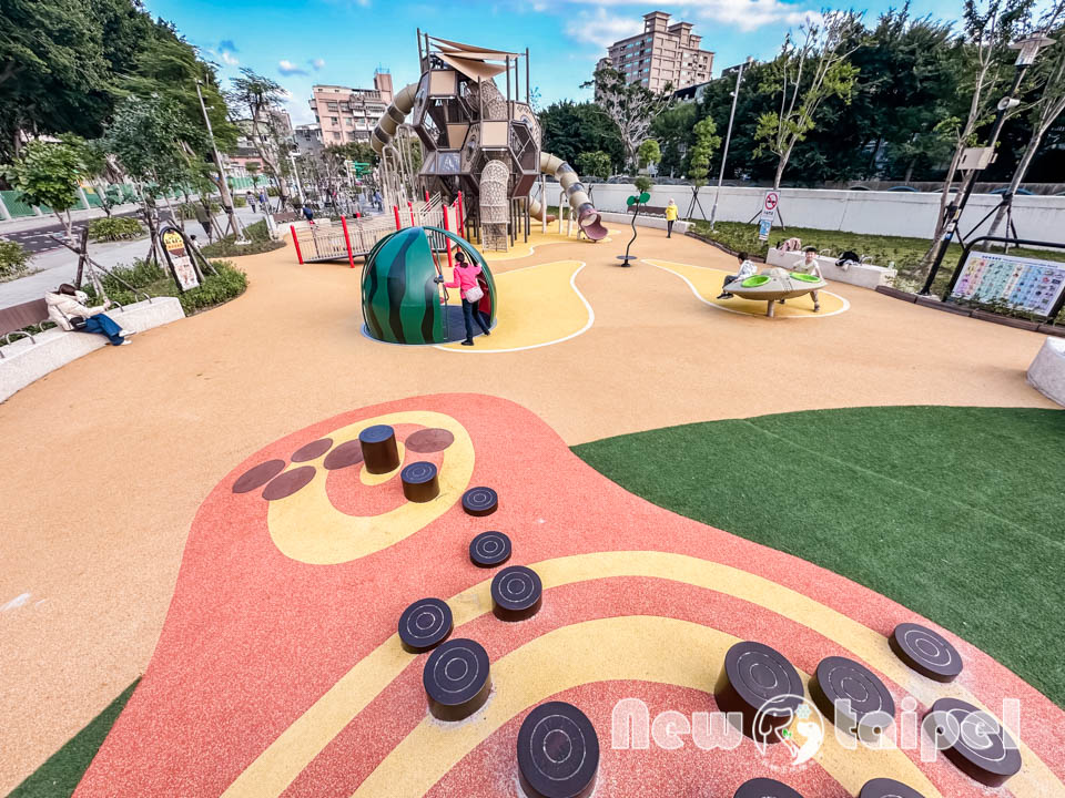 新北新莊景點〡快樂公園〡循線探索蜂巢遊戲塔, 快樂蜂王國探險趣, 蔬果造型遊戲沙坑, 長者樂活專區, 親子特色遊戲場