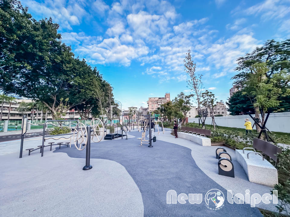 新北新莊景點〡快樂公園〡循線探索蜂巢遊戲塔, 快樂蜂王國探險趣, 蔬果造型遊戲沙坑, 長者樂活專區, 親子特色遊戲場