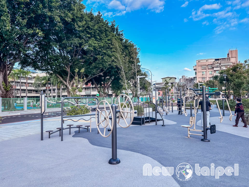 新北新莊景點〡快樂公園〡循線探索蜂巢遊戲塔, 快樂蜂王國探險趣, 蔬果造型遊戲沙坑, 長者樂活專區, 親子特色遊戲場