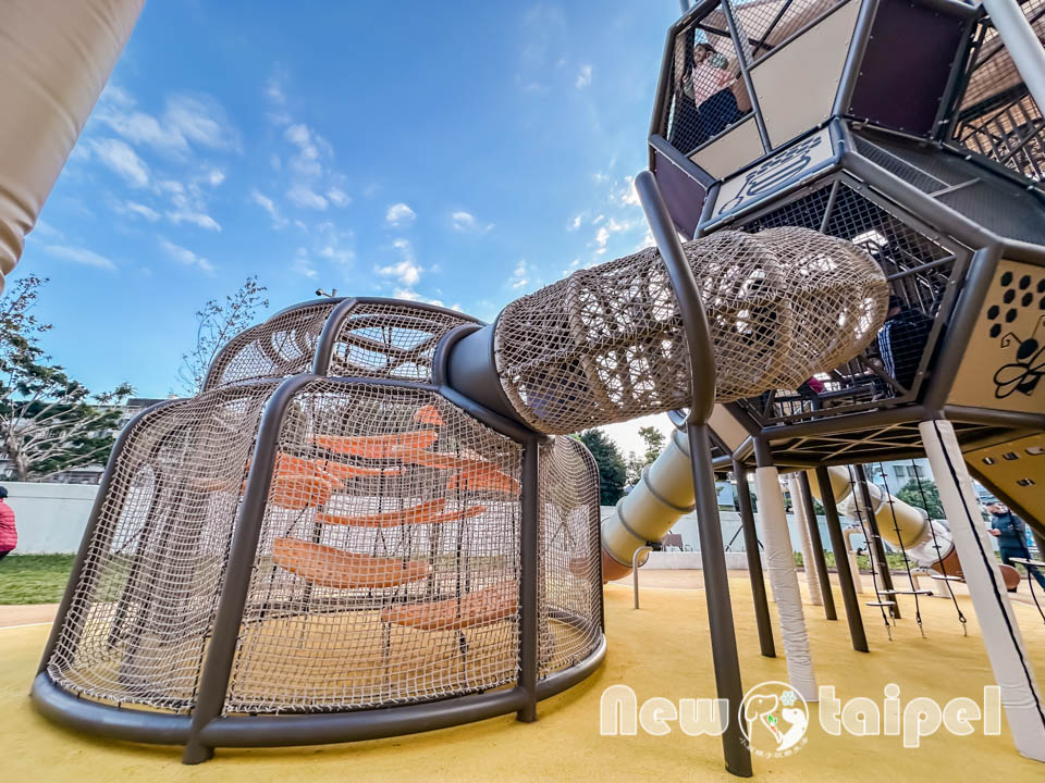 新北新莊景點〡快樂公園〡循線探索蜂巢遊戲塔, 快樂蜂王國探險趣, 蔬果造型遊戲沙坑, 長者樂活專區, 親子特色遊戲場
