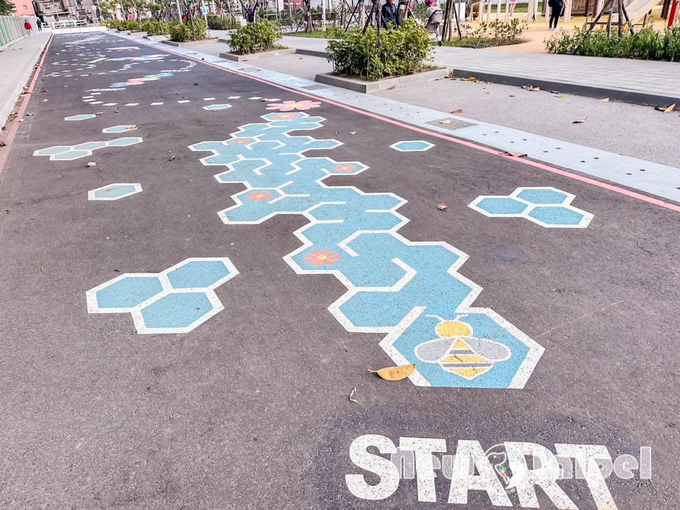 新北新莊景點〡快樂公園〡循線探索蜂巢遊戲塔, 快樂蜂王國探險趣, 蔬果造型遊戲沙坑, 長者樂活專區, 親子特色遊戲場