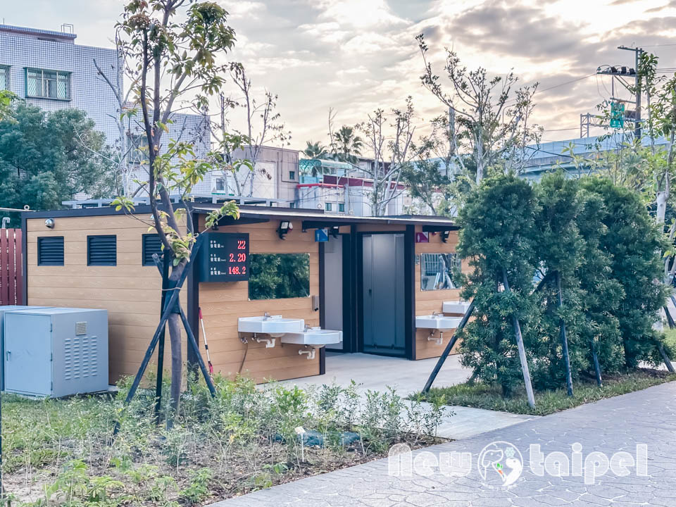 新北新莊景點〡快樂公園〡循線探索蜂巢遊戲塔, 快樂蜂王國探險趣, 蔬果造型遊戲沙坑, 長者樂活專區, 親子特色遊戲場