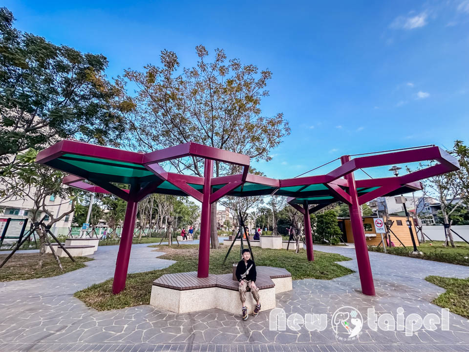 新北新莊景點〡快樂公園〡循線探索蜂巢遊戲塔, 快樂蜂王國探險趣, 蔬果造型遊戲沙坑, 長者樂活專區, 親子特色遊戲場