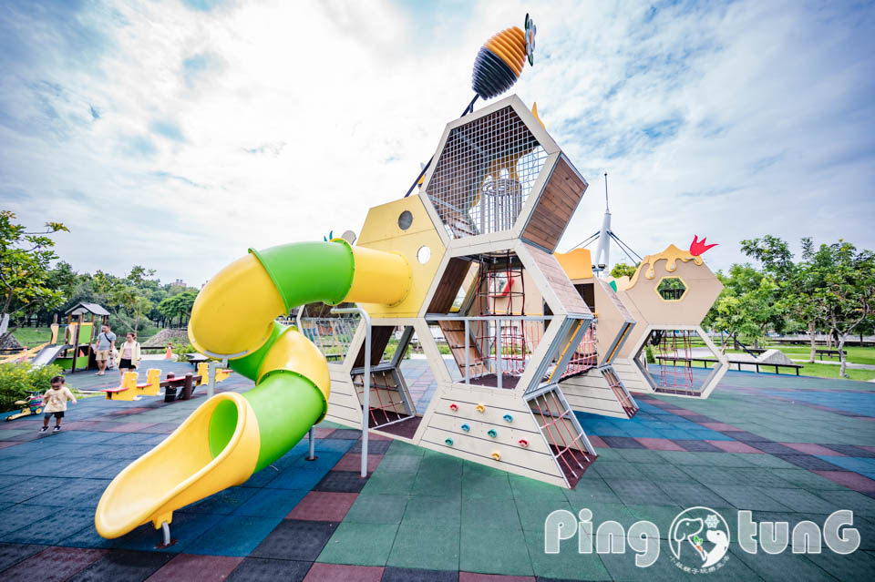 新北新莊景點〡快樂公園〡循線探索蜂巢遊戲塔, 快樂蜂王國探險趣, 蔬果造型遊戲沙坑, 長者樂活專區, 親子特色遊戲場