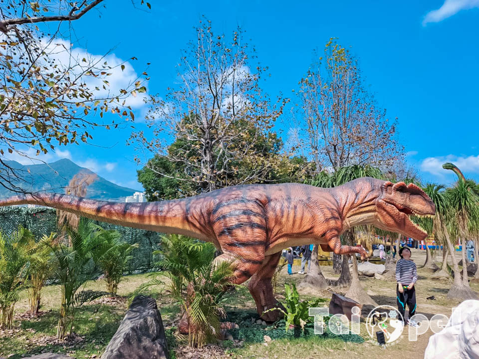 146105_0 台北北投景點〡關渡恐龍樂園〡關渡探險樂園之恐龍大復活, 2026不龍錯過的冒險, 70隻恐龍擬真上線,化身訓龍師帥一波, 體驗餵恐龍的震撼教育, 4項恐龍互動體驗