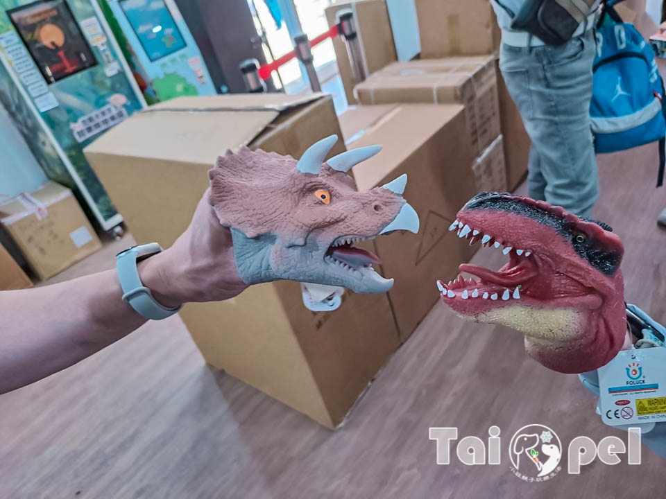 146113_0 台北北投景點〡關渡恐龍樂園〡關渡探險樂園之恐龍大復活, 2026不龍錯過的冒險, 70隻恐龍擬真上線,化身訓龍師帥一波, 體驗餵恐龍的震撼教育, 4項恐龍互動體驗