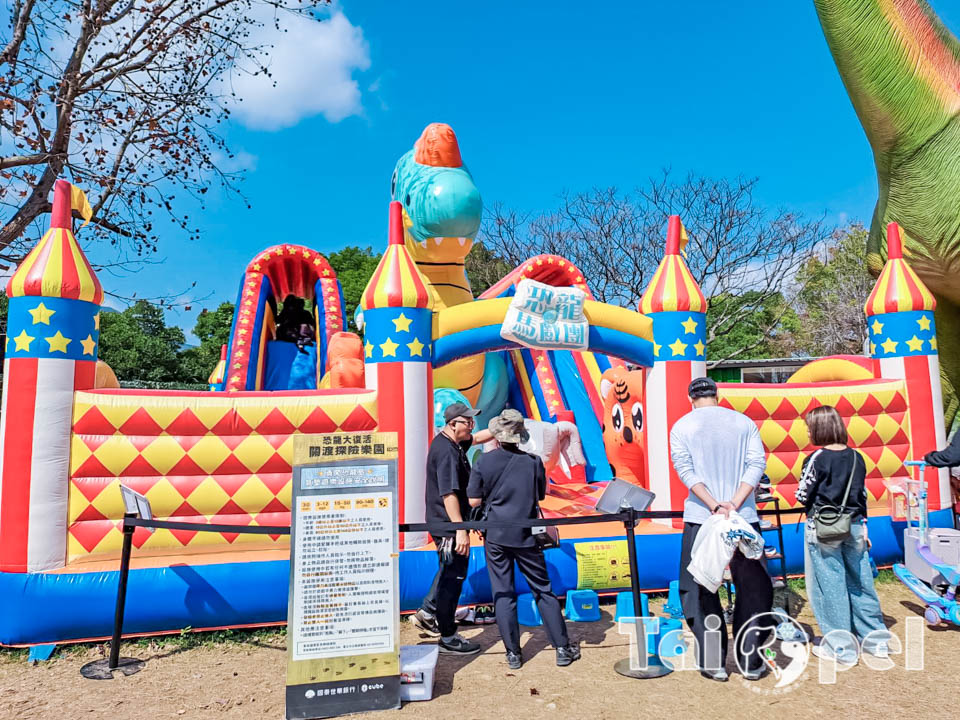 146116_0 台北北投景點〡關渡恐龍樂園〡關渡探險樂園之恐龍大復活, 2026不龍錯過的冒險, 70隻恐龍擬真上線,化身訓龍師帥一波, 體驗餵恐龍的震撼教育, 4項恐龍互動體驗