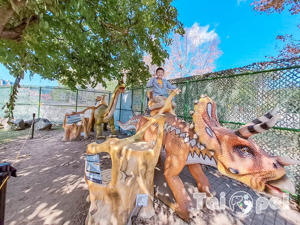 146123_0 台北北投景點〡關渡恐龍樂園〡關渡探險樂園之恐龍大復活, 2026不龍錯過的冒險, 70隻恐龍擬真上線,化身訓龍師帥一波, 體驗餵恐龍的震撼教育, 4項恐龍互動體驗