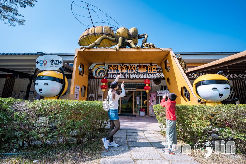 DSC_3027 雲林古坑景點〡蜜蜂故事館〡玻璃蜂箱蜜蜂無所遁形, 不用全裝即可近距離觀察, 蜂巢霜淇淋甜蜜好滋味, 免門票親子順遊景點, 古坑綠色隧道旁