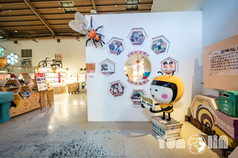 DSC_3032 雲林古坑景點〡蜜蜂故事館〡玻璃蜂箱蜜蜂無所遁形, 不用全裝即可近距離觀察, 蜂巢霜淇淋甜蜜好滋味, 免門票親子順遊景點, 古坑綠色隧道旁