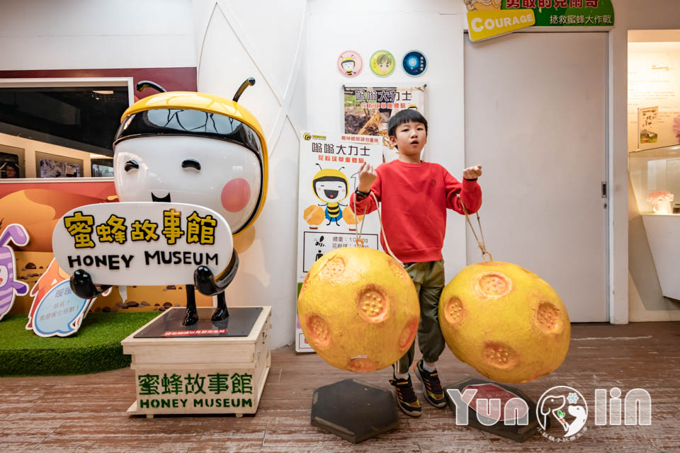 DSC_3050 雲林古坑景點〡蜜蜂故事館〡玻璃蜂箱蜜蜂無所遁形, 不用全裝即可近距離觀察, 蜂巢霜淇淋甜蜜好滋味, 免門票親子順遊景點, 古坑綠色隧道旁