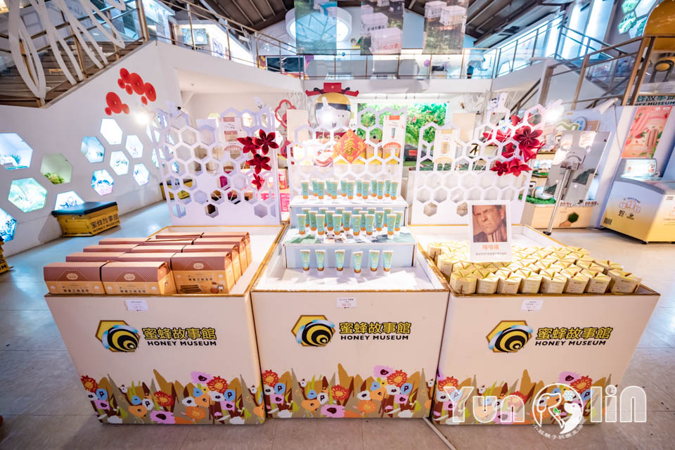 DSC_3059 雲林古坑景點〡蜜蜂故事館〡玻璃蜂箱蜜蜂無所遁形, 不用全裝即可近距離觀察, 蜂巢霜淇淋甜蜜好滋味, 免門票親子順遊景點, 古坑綠色隧道旁
